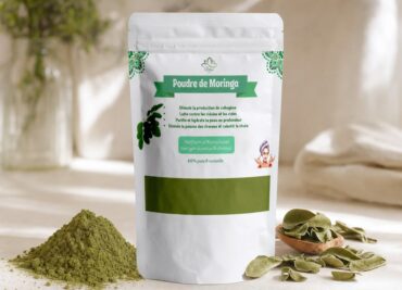 La Poudre de Moringa de Lotus Bio sur un plan de marbre clair, avec sa matière première autour, en lumière naturelle douce