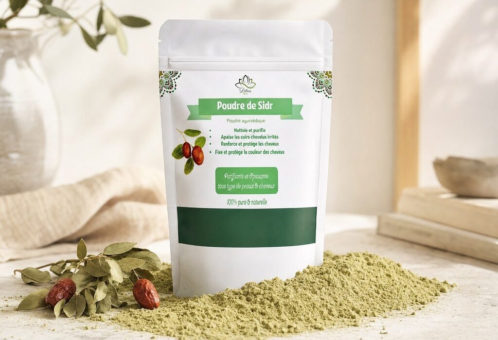 Poudre de Sidr de Lotus Bio sur un plan de marbre clair, avec sa matière première autour, en lumière naturelle douce