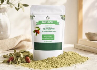Poudre de Sidr de Lotus Bio sur un plan de marbre clair, avec sa matière première autour, en lumière naturelle douce